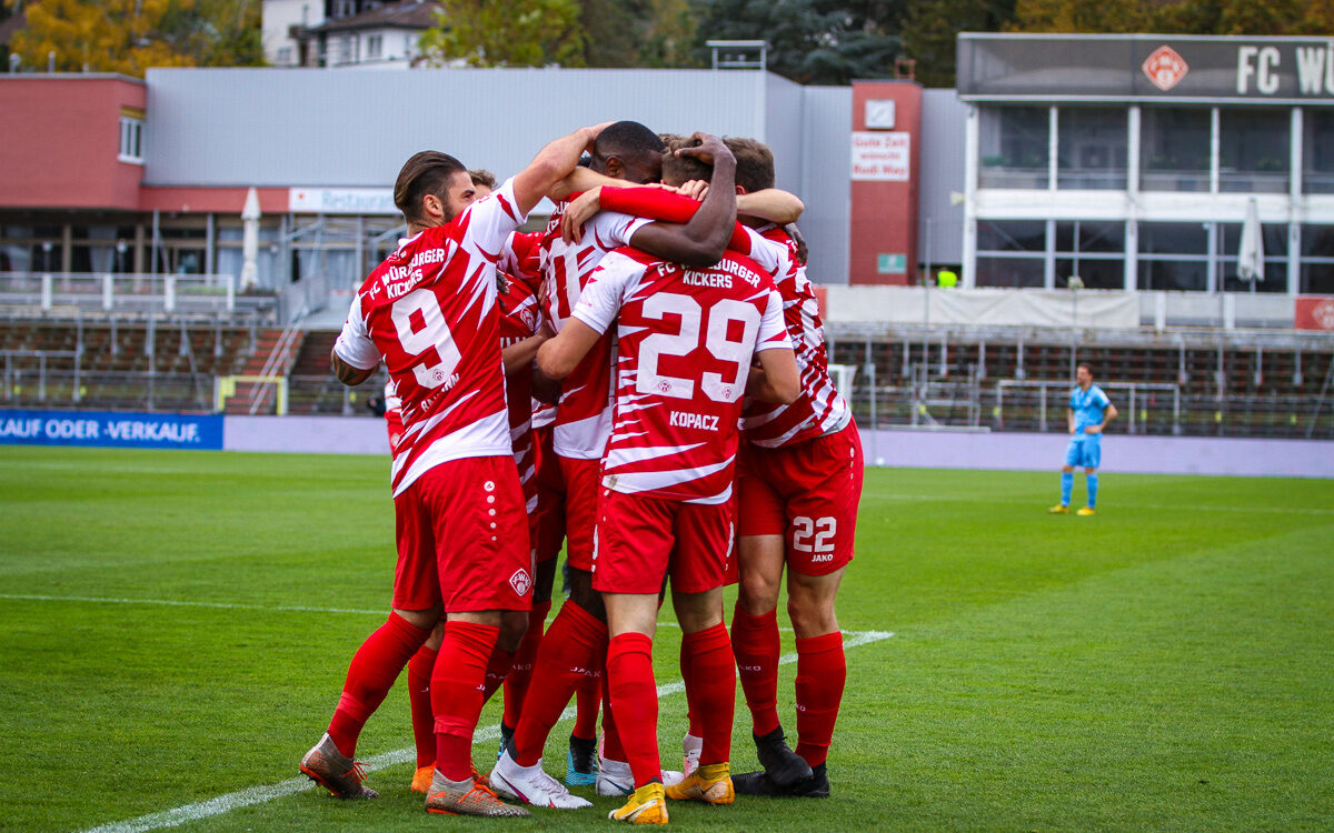 Die Würzburger Kickers jubeln nach einem Heimsieg in der Saison 2021/2021 in der flyeralarm Arena am Dallenberg Die Würzburger Kickers jubeln nach einem Heimsieg in der Saison 2021/2021 in der flyeralarm Arena am Dallenberg
